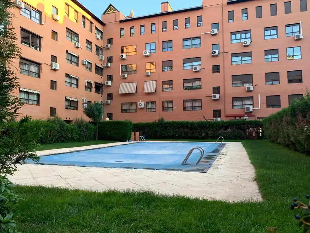 Swimming pool of Flat for rent in Madrid  with Air Conditioner, Heating and Parquet flooring