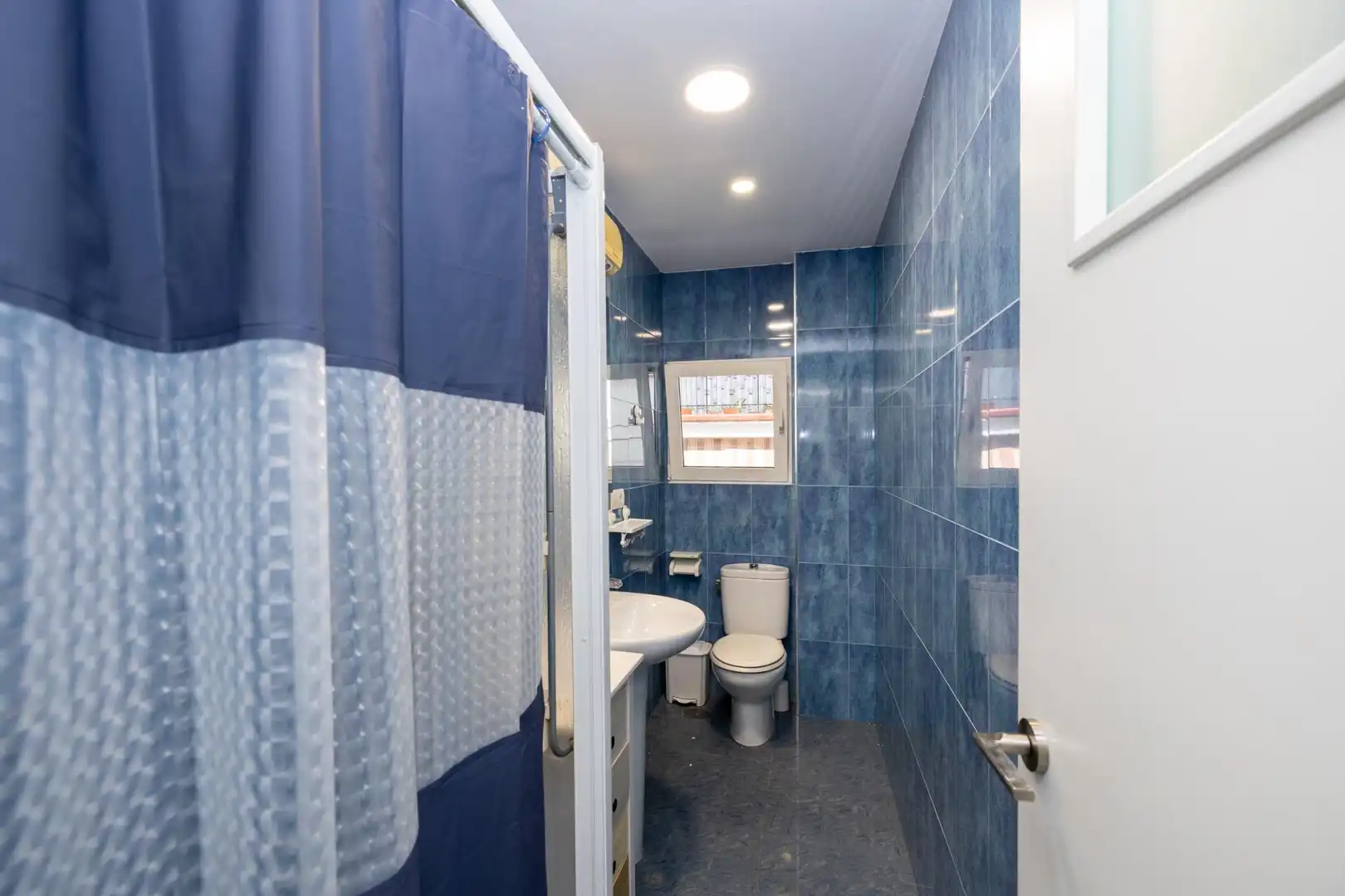 Bathroom of Flat for sale in Granada  with Parquet flooring, Terrace and Washing machine