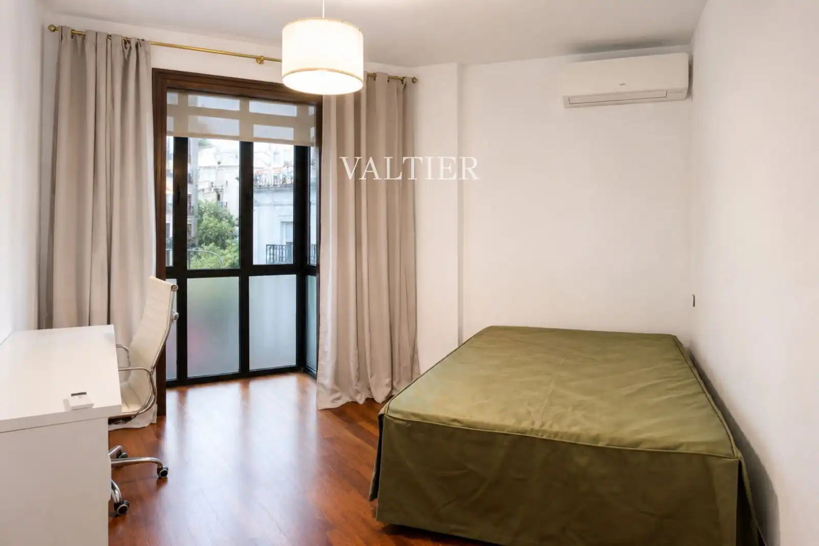 Bedroom of Flat for rent in Madrid  with Air Conditioner and Furnished