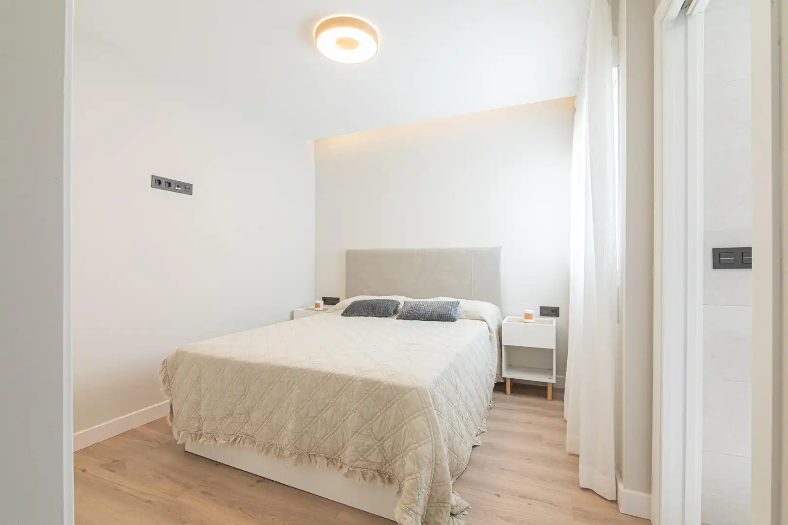 Schlafzimmer von Dachboden zum Verkauf in Santa Pola mit Klimaanlage
