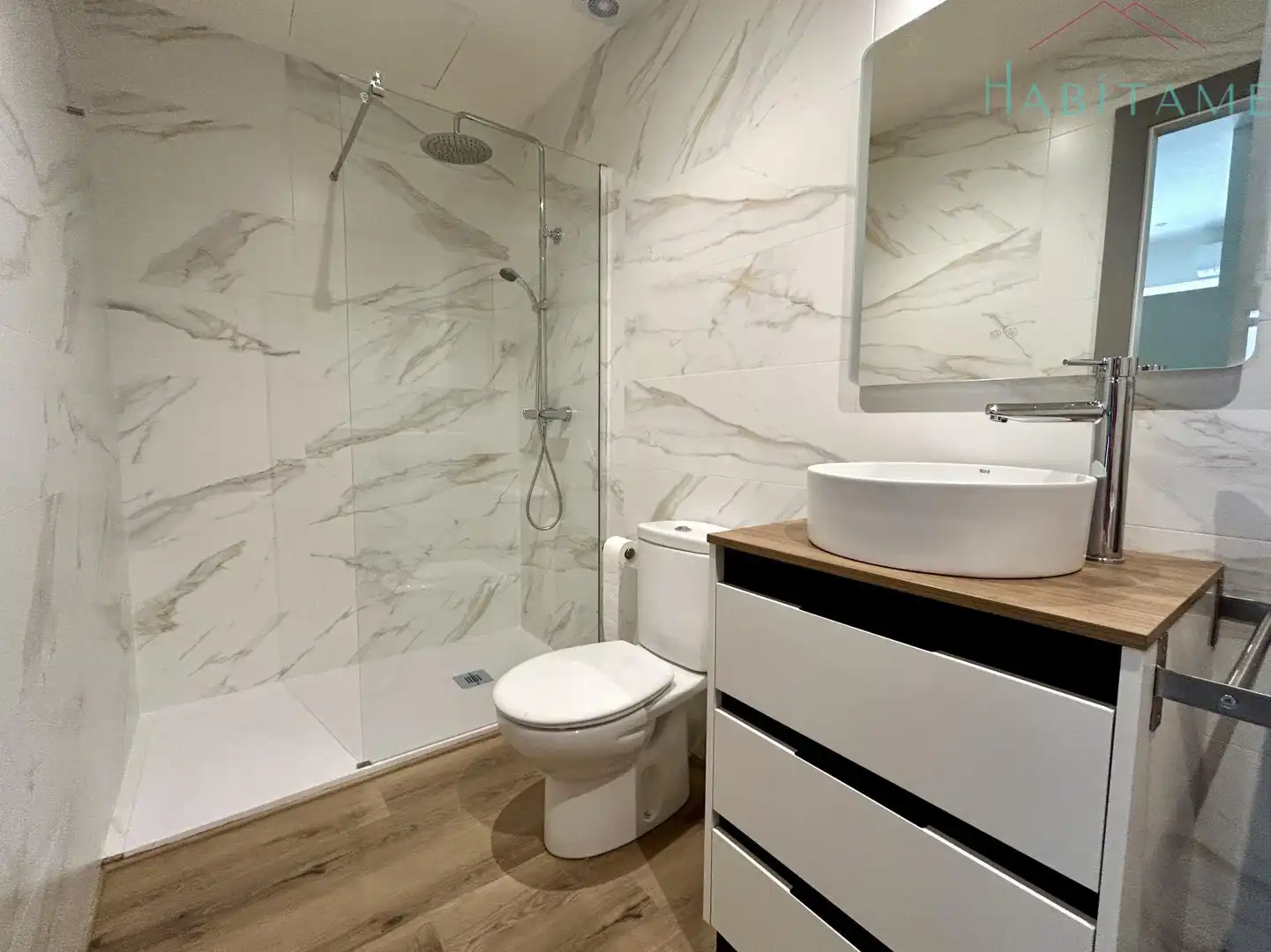 Badezimmer von Wohnung zur Miete in Genil