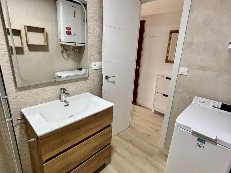Badezimmer von Wohnung zur Miete in Benidorm mit Klimaanlage, Parkett und Schwimmbad