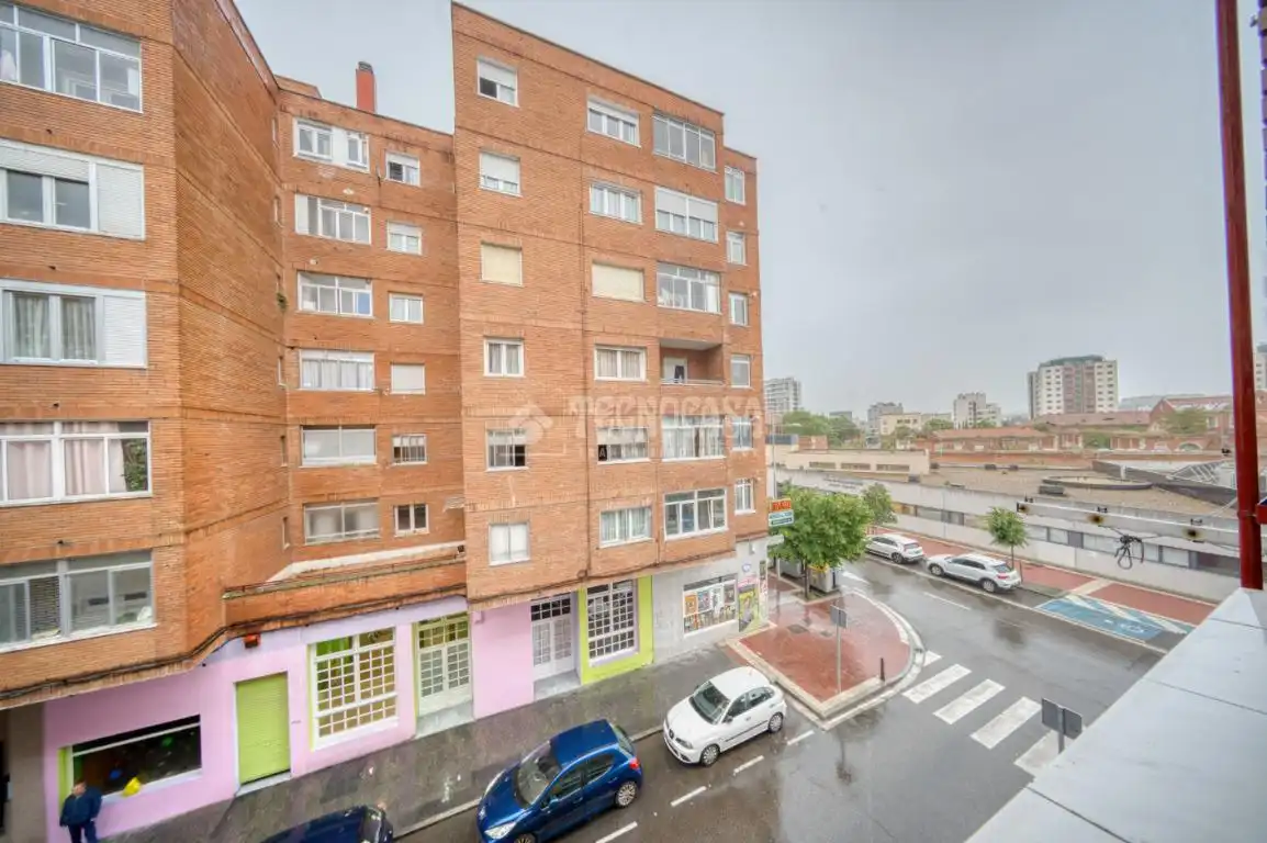 Vista exterior de Pis en venda en Valladolid amb Calefacció, Terrassa i Balcó