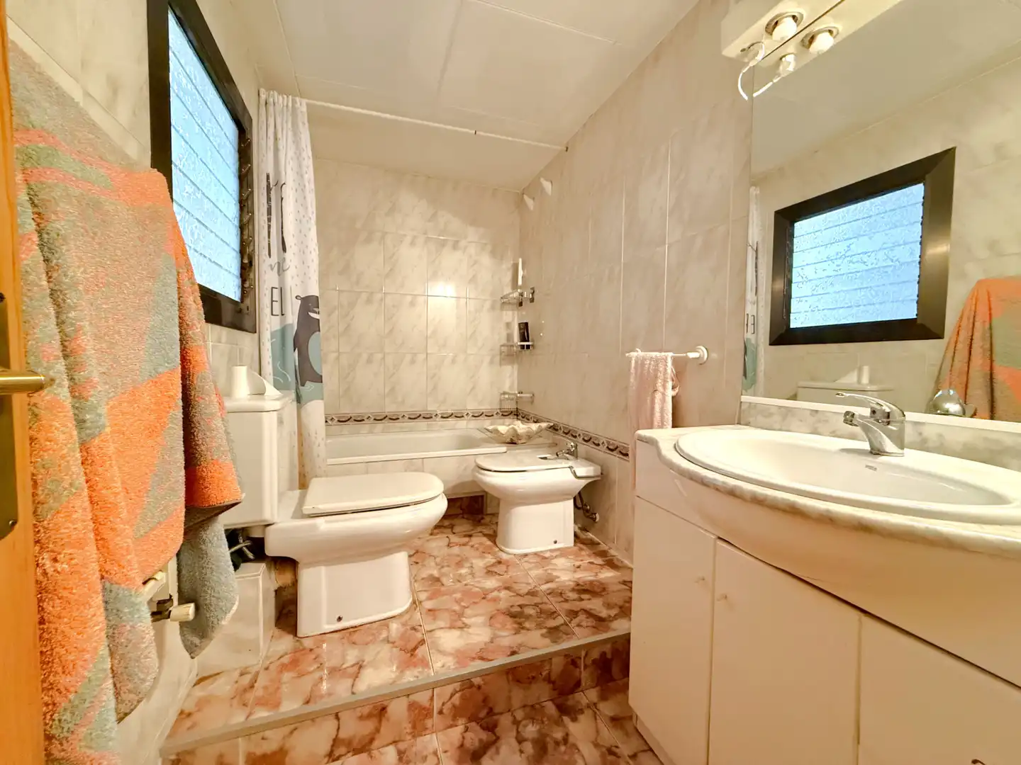 Badezimmer von Einfamilien-Reihenhaus zum Verkauf in Badalona mit Klimaanlage, Heizung und Terrasse