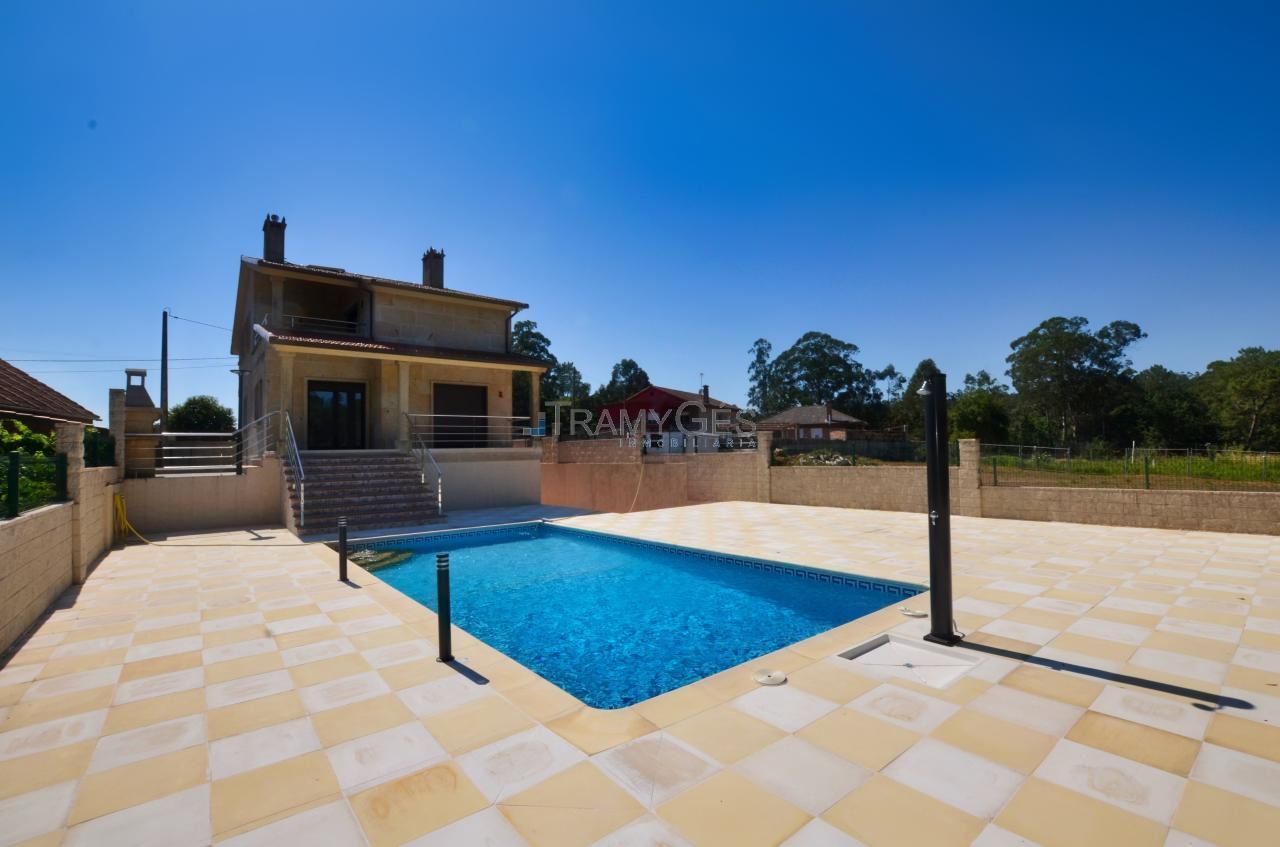 Piscina de Casa o xalet en venda en Tui amb Calefacció, Jardí privat i Terrassa