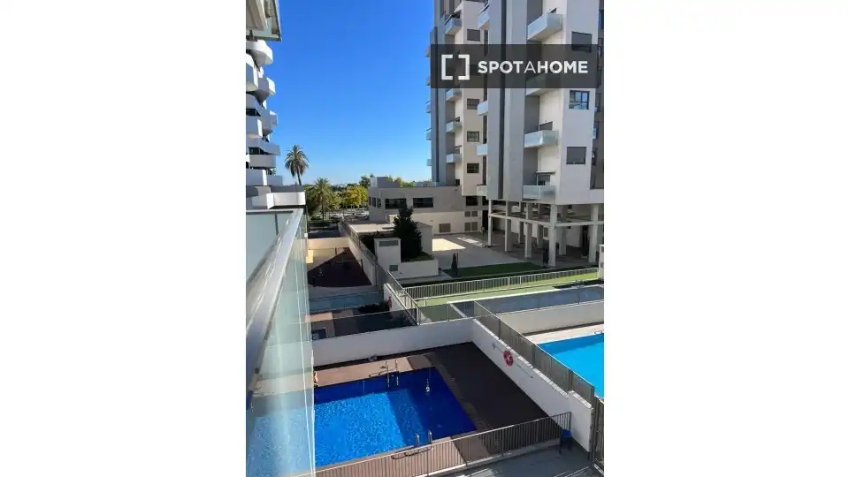 Piscina de Pis de lloguer en Valencia amb Aire condicionat, Calefacció i Moblat