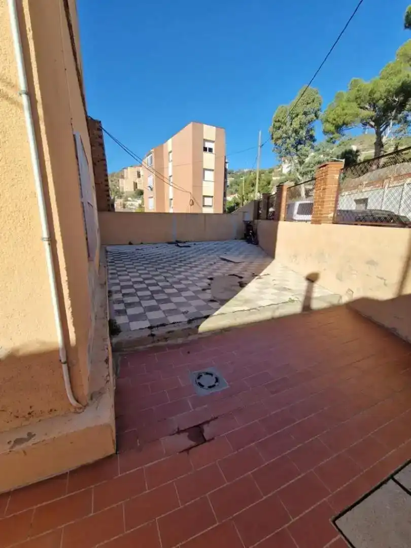 Aparcament de Finca rústica en venda en Santa Coloma de Gramenet