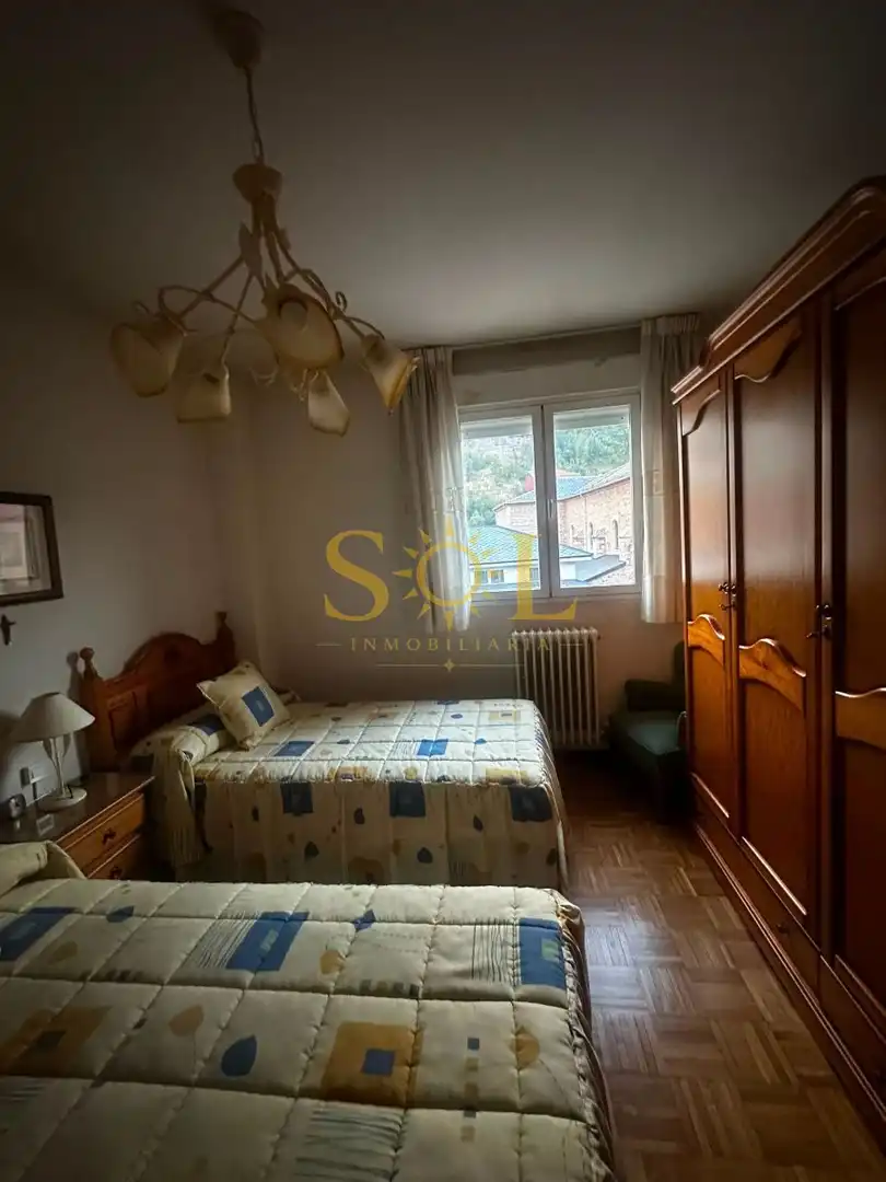 Habitación de Piso en venta en La Pola de Gordón  con Calefacción, Parquet y Amueblado