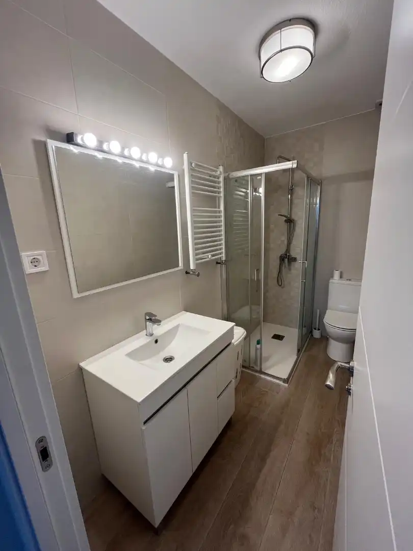 Badezimmer von Einfamilien-Reihenhaus zur untervermieten in Villanueva de la Cañada mit Heizung, Privatgarten und Parkett