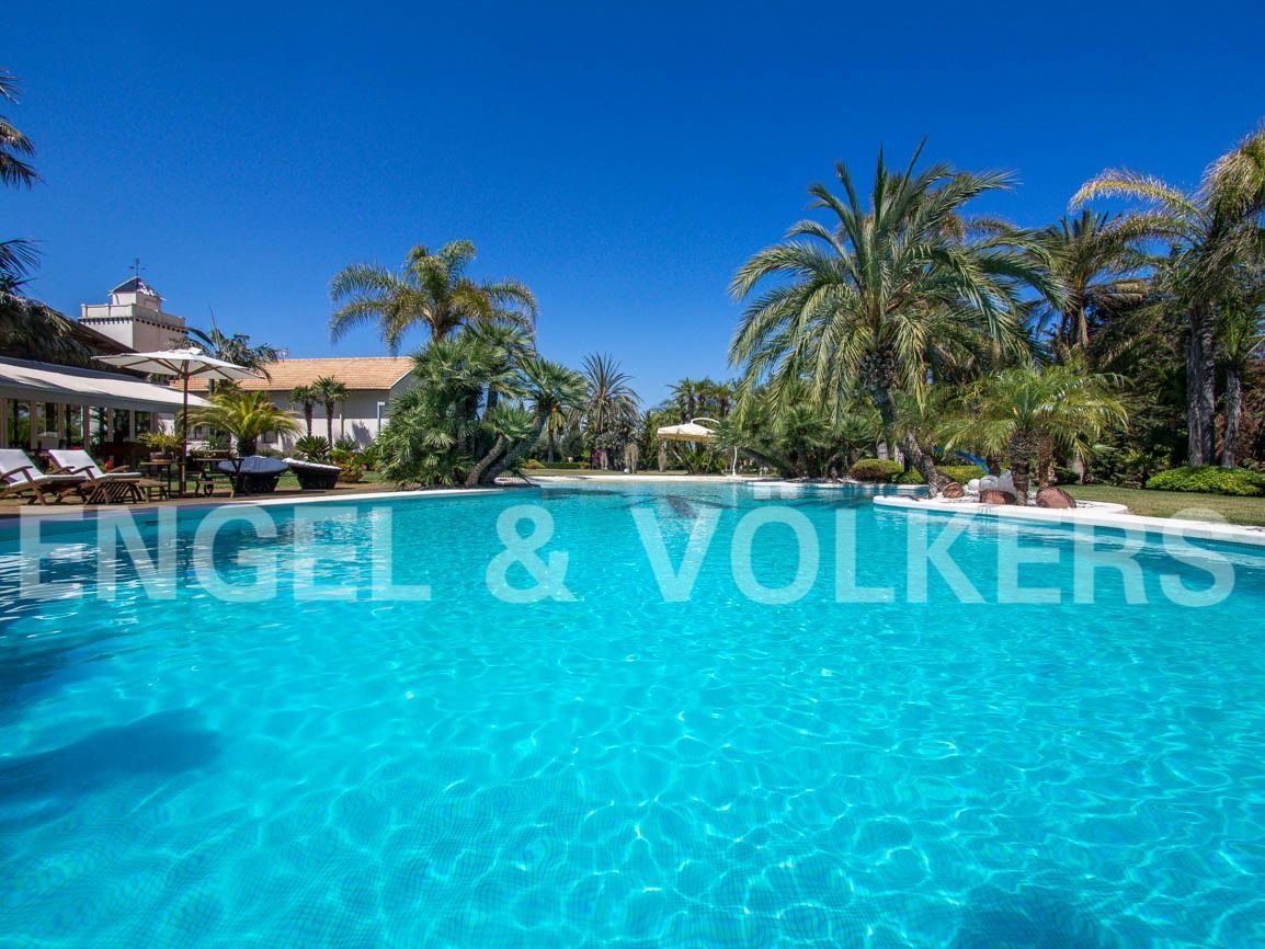 Swimming pool of House or chalet for sale in Elche / Elx  with Air Conditioner, Heating and Private garden