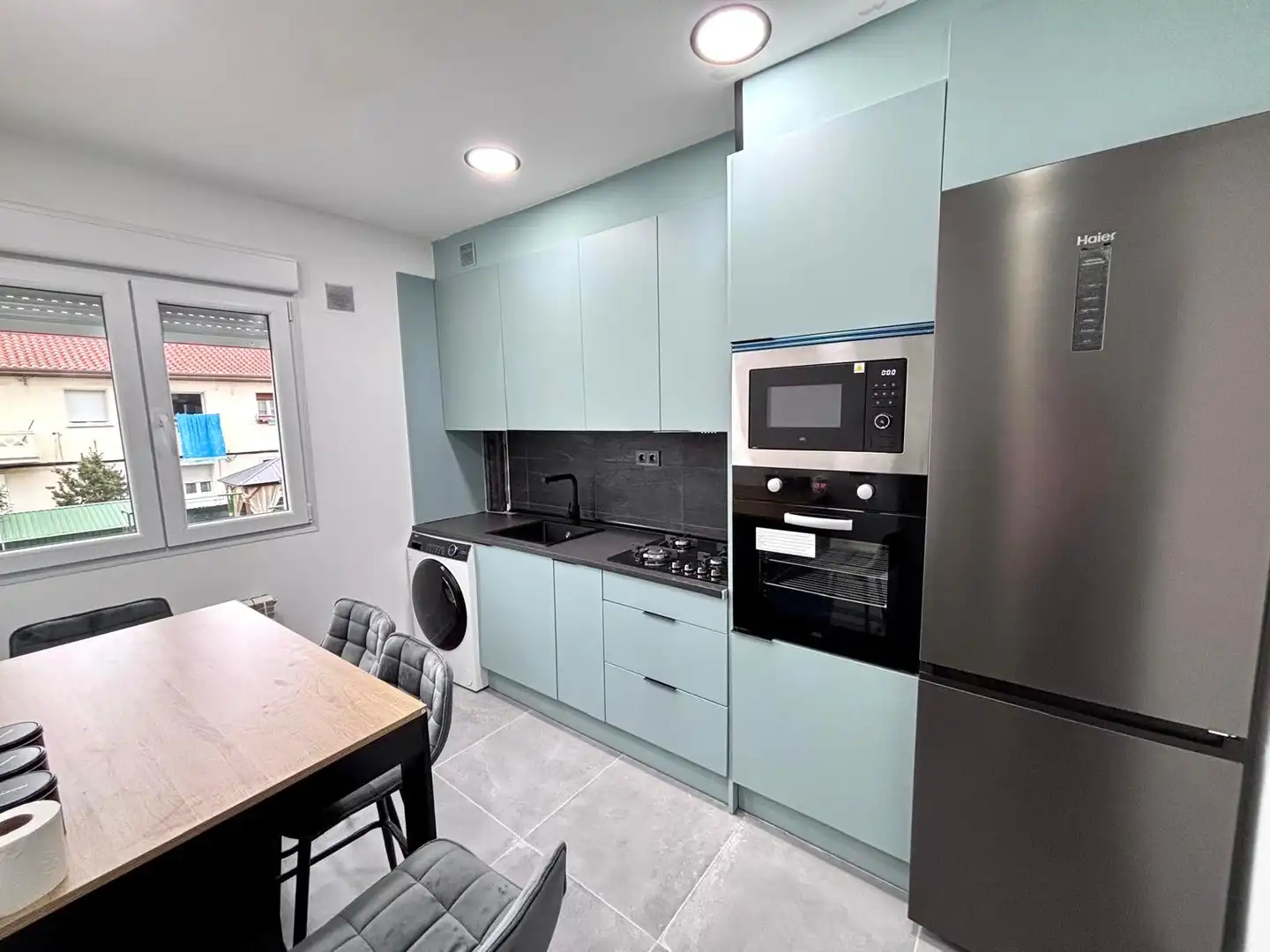 Cocina de Piso en venta en Gijón  con Calefacción, Jardín privado y Parquet