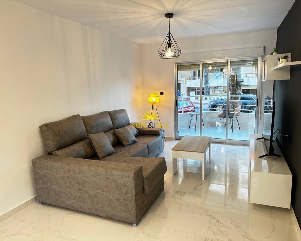 Sala d'estar de Apartament de lloguer en Guardamar del Segura amb Calefacció, Terrassa i Moblat