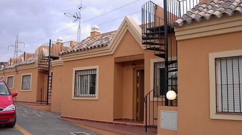 Estupendo chalet con parking, porche, jardín, piscina comunitaria y zonas verdes con el mejor microclima de toda Europa!