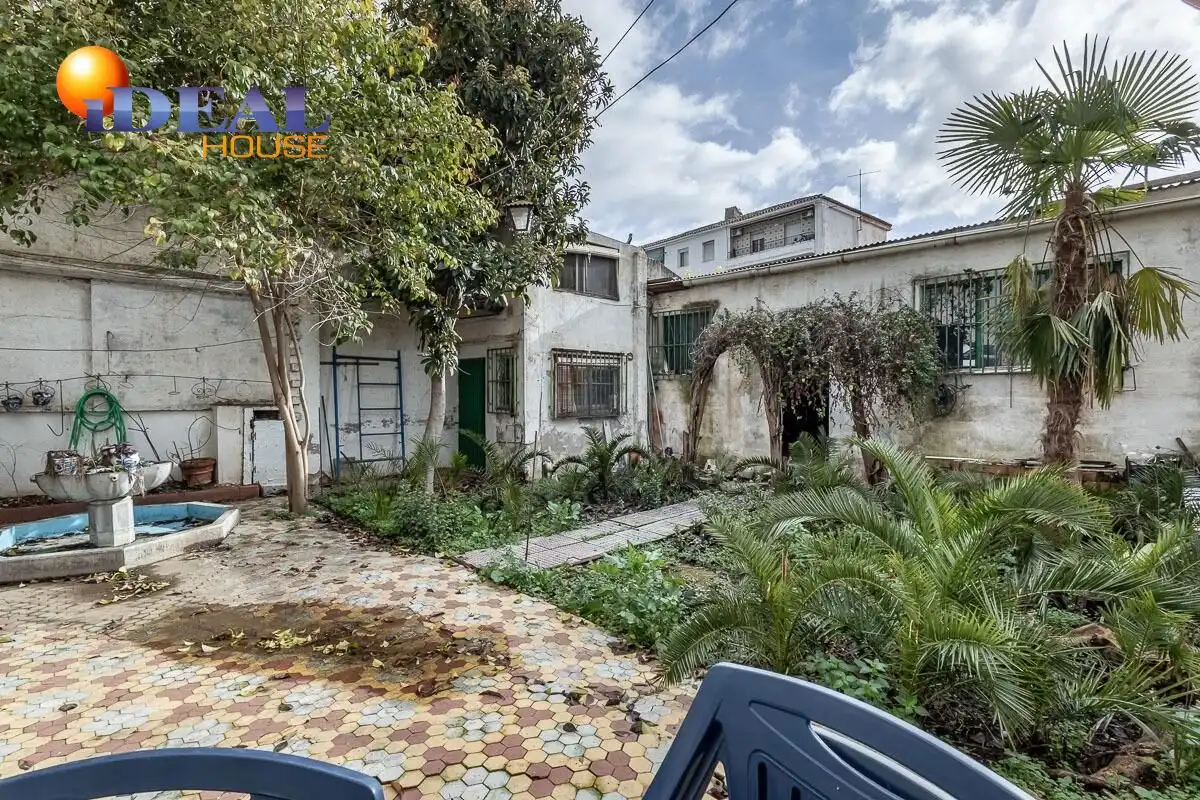 Adossat amb jardí en venda a Calle ANTONIO MACHADO
