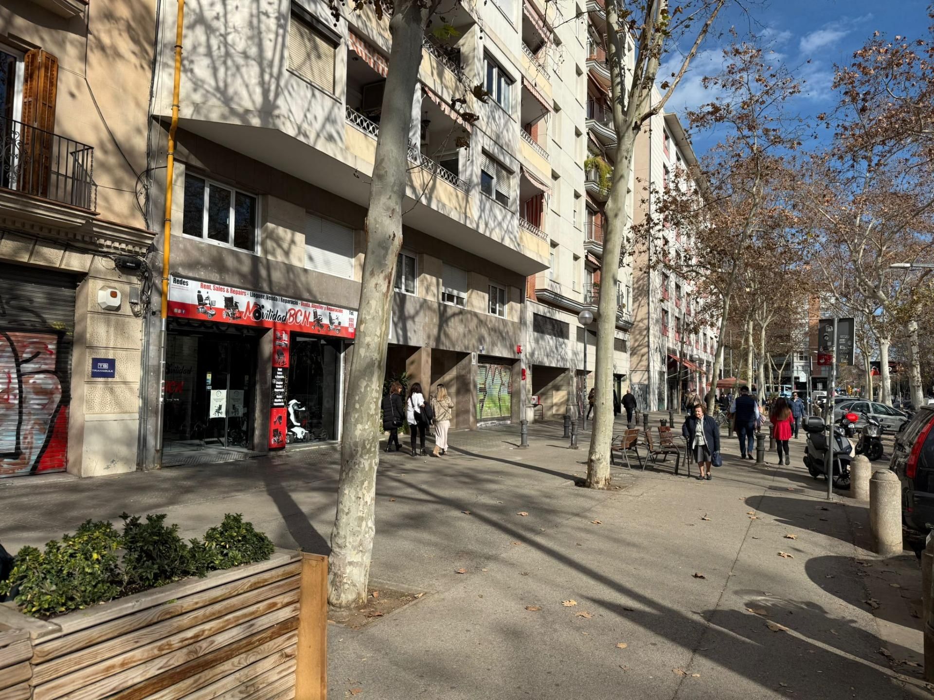 Vista exterior de Local en venda en  Barcelona Capital amb Aire condicionat
