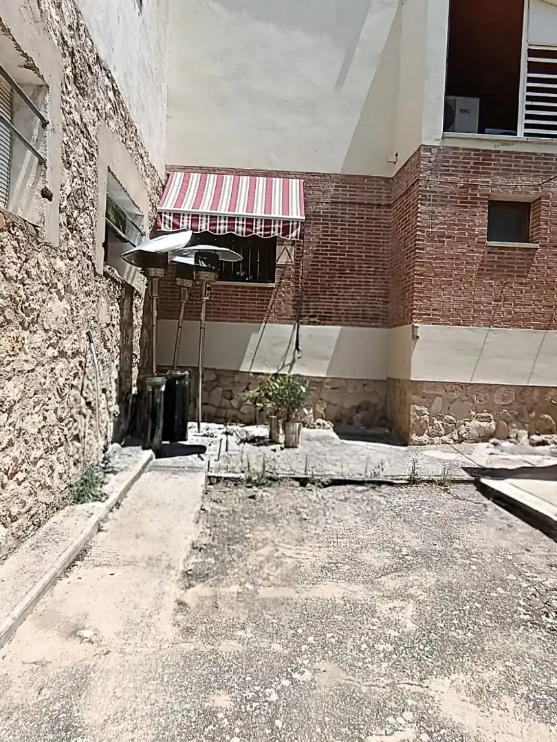 Außenansicht von Geschaftsraum zum Verkauf in Albalate de Zorita mit Klimaanlage, Heizung und Terrasse
