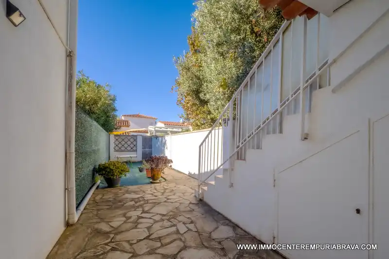 Garten von Haus oder Chalet zum Verkauf in Empuriabrava mit Klimaanlage, Heizung und Terrasse
