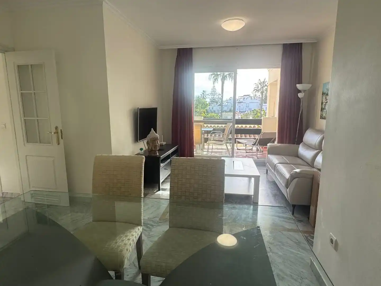Wohnzimmer von Wohnungen zur Miete in Marbella mit Klimaanlage, Terrasse und Schwimmbad