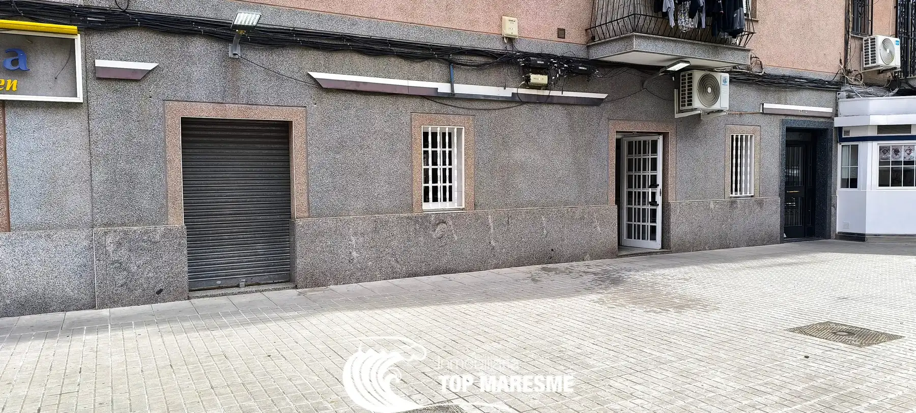 Außenansicht von Geschaftsraum zum Verkauf in Sant Adrià de Besòs mit Klimaanlage, Heizung und Terrasse