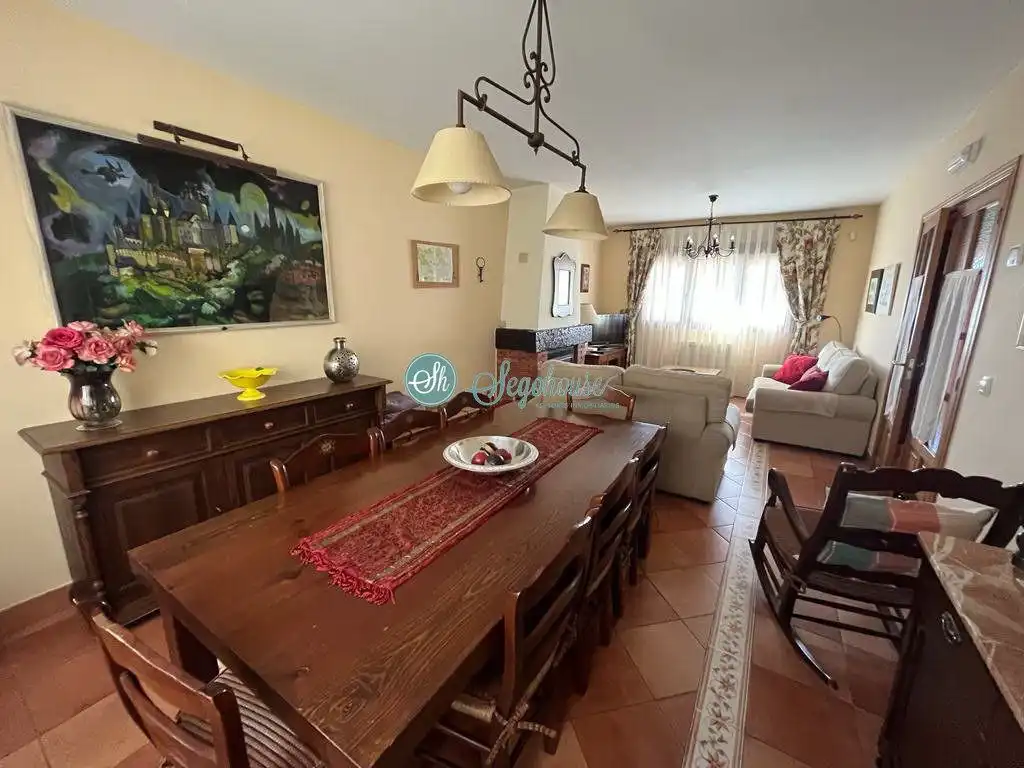 Menjador de Casa o xalet de lloguer en Palazuelos de Eresma amb Calefacció, Terrassa i Moblat