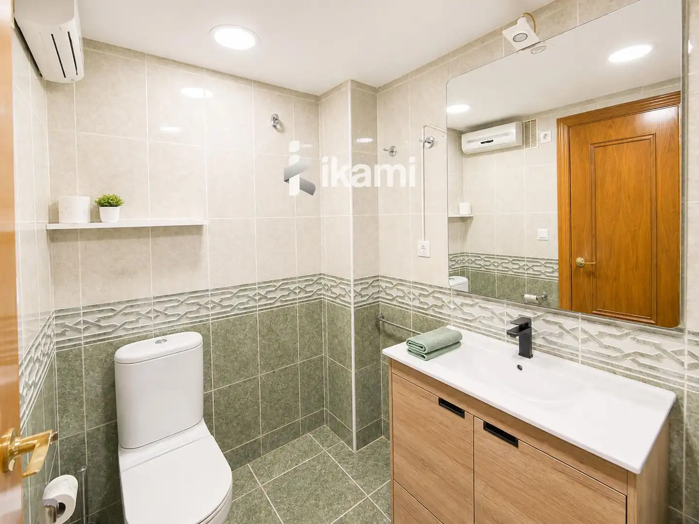 Baño de Piso en venta en Valencia con Aire acondicionado, Terraza y Piscina