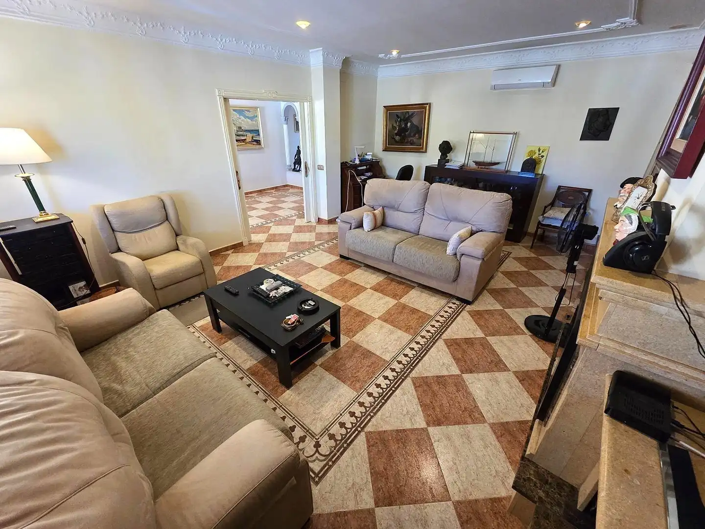 Sala d'estar de Casa o xalet en venda en Chiclana de la Frontera amb Jardí privat