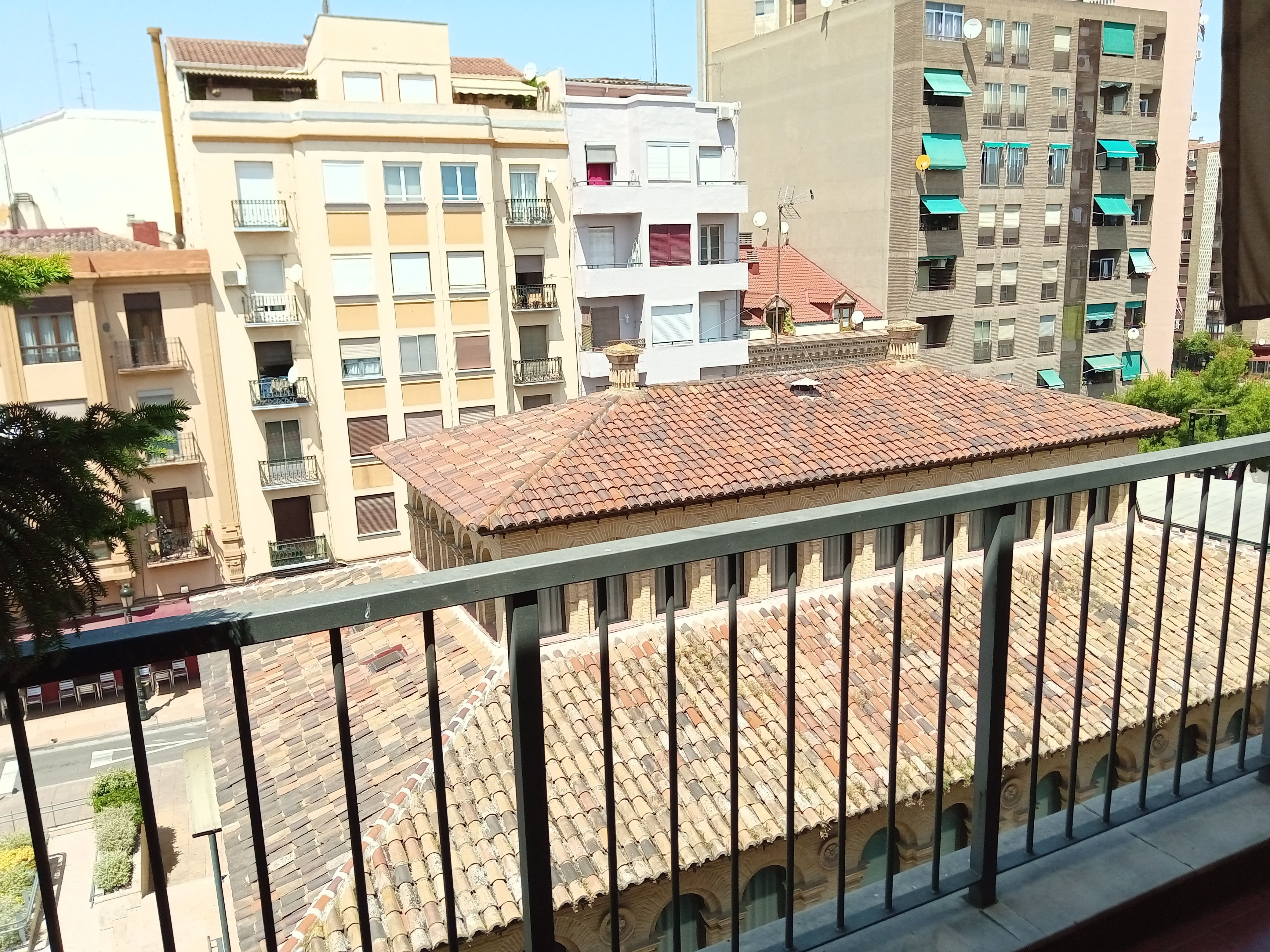 Vista exterior de Dúplex de lloguer en  Zaragoza Capital amb Calefacció, Terrassa i Forn