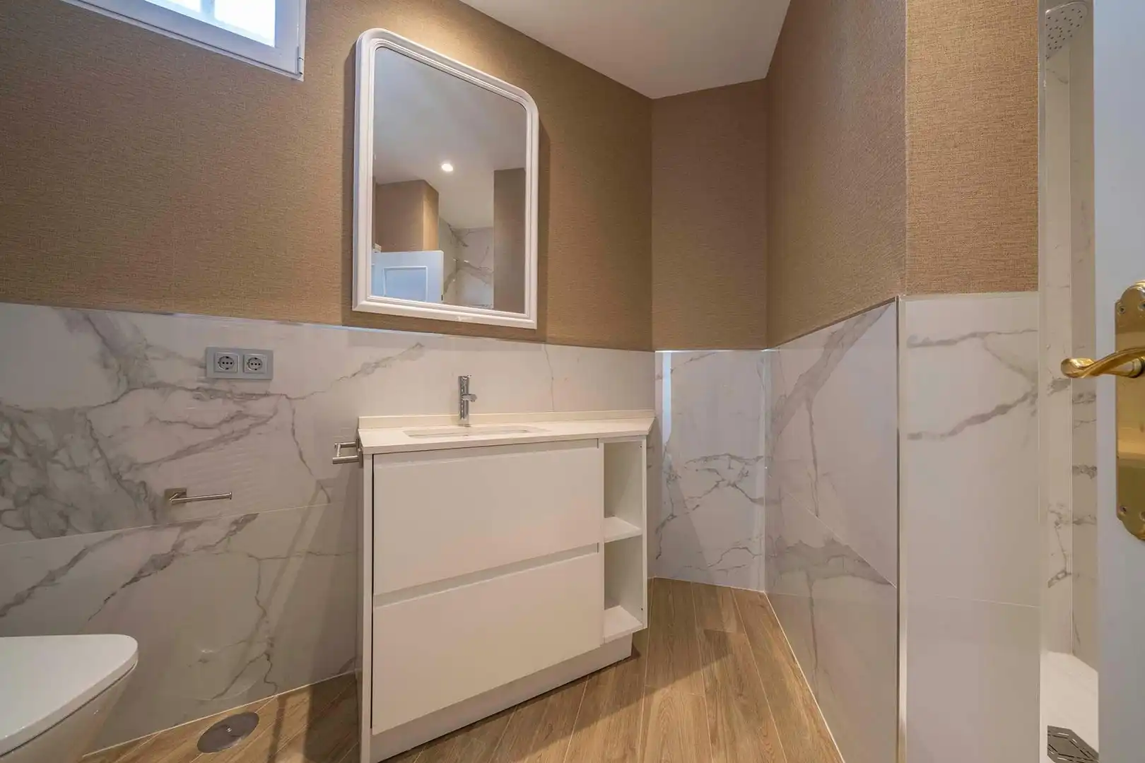 Bathroom of Flat for rent in Madrid  with Air Conditioner, Heating and Balcony