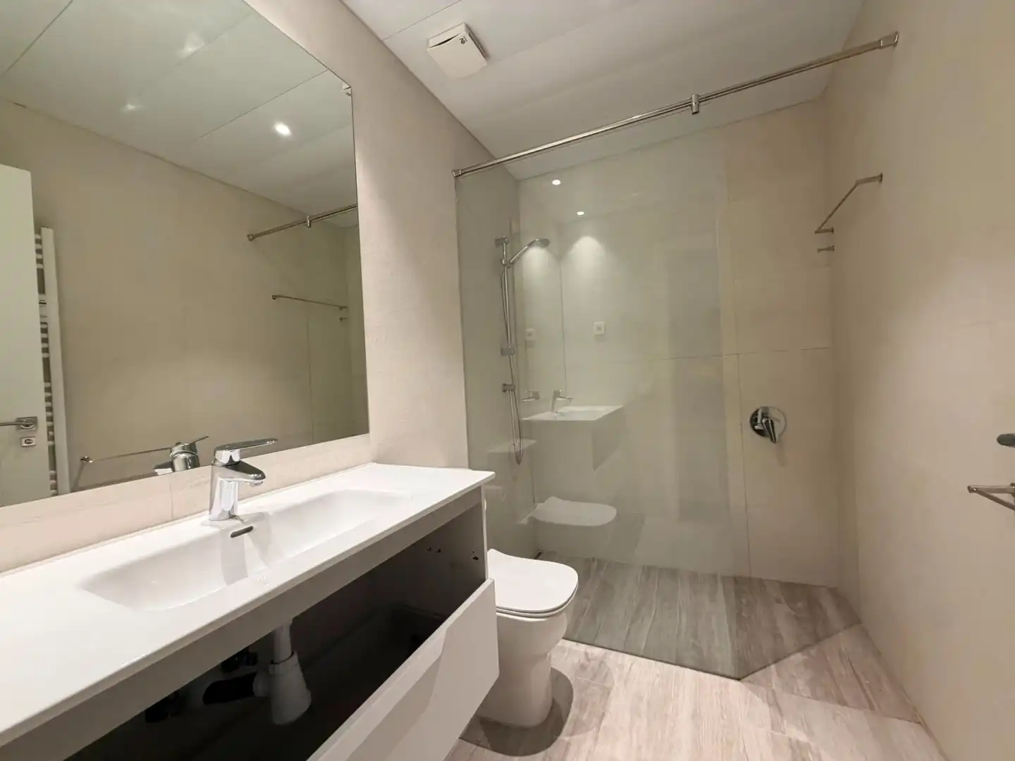 Bathroom of Flat for sale in Madrid  with Air Conditioner, Heating and Storage room