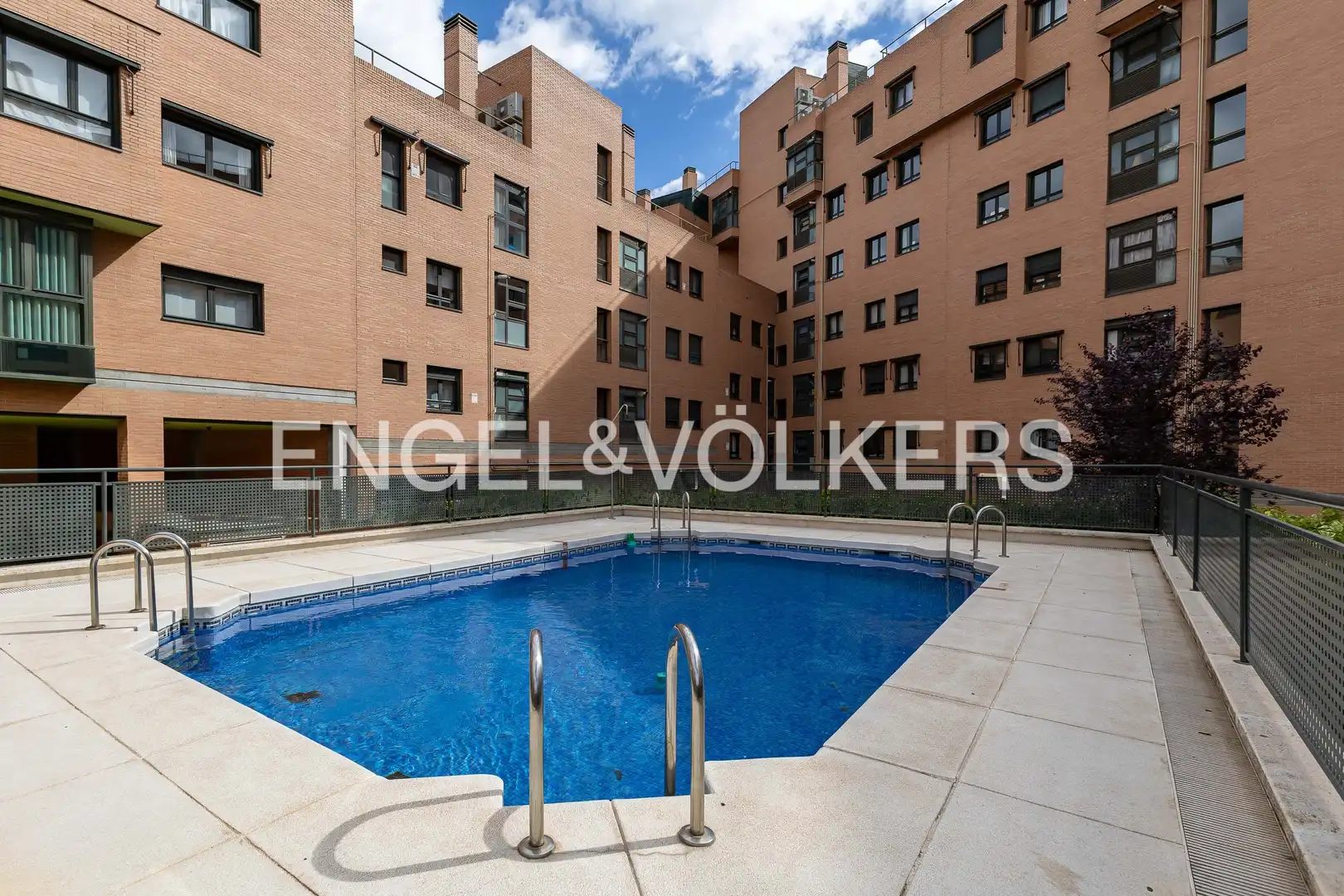 Piscina de Dúplex en venda en Madrid amb Aire condicionat, Calefacció i Jardí privat