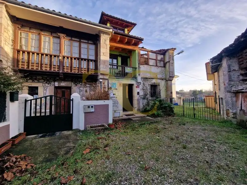 Vista exterior de Casa adosada en venda en Llanes amb Calefacció, Jardí privat i Terrassa