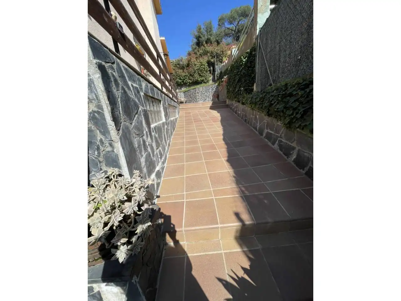 Vista exterior de Casa o xalet en venda en Llinars del Vallès amb Aire condicionat, Calefacció i Jardí privat