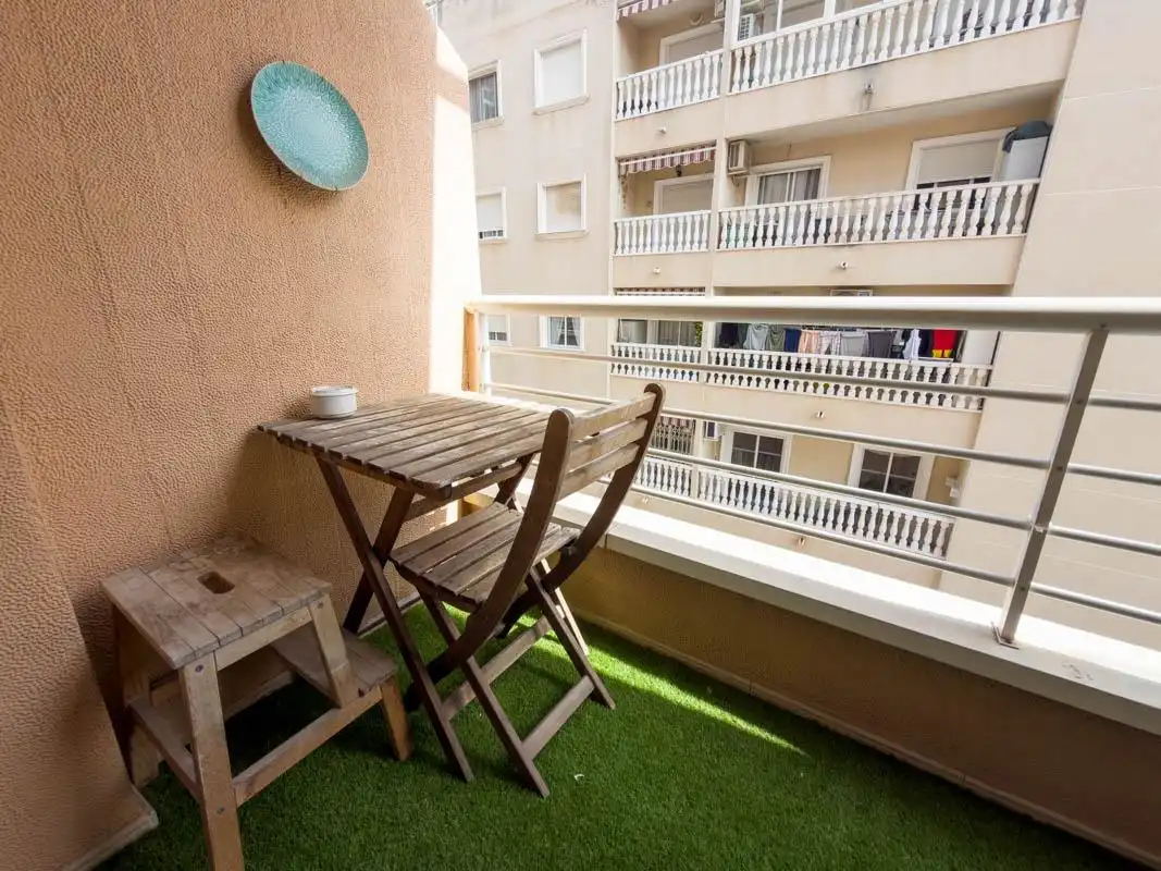 Terrassa de Pis de lloguer en Torrevieja amb Aire condicionat, Moblat i Balcó