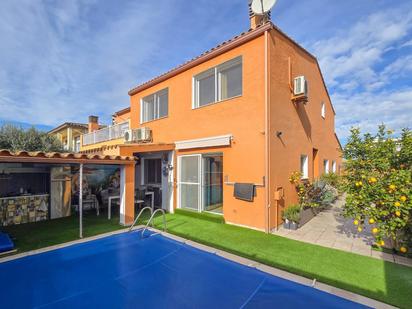 Exterior view of House or chalet for sale in Sant Pere Pescador  with Air Conditioner and Swimming Pool