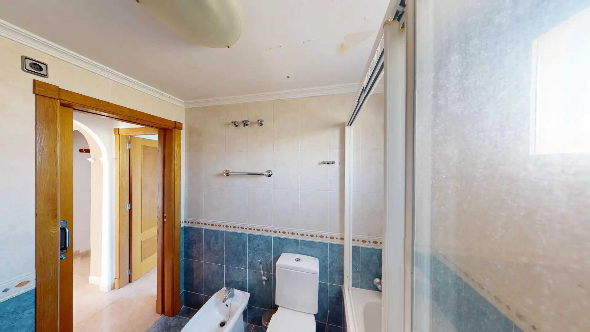 Bathroom of Flat for sale in Torrevieja  with Air Conditioner, Terrace and Community pool