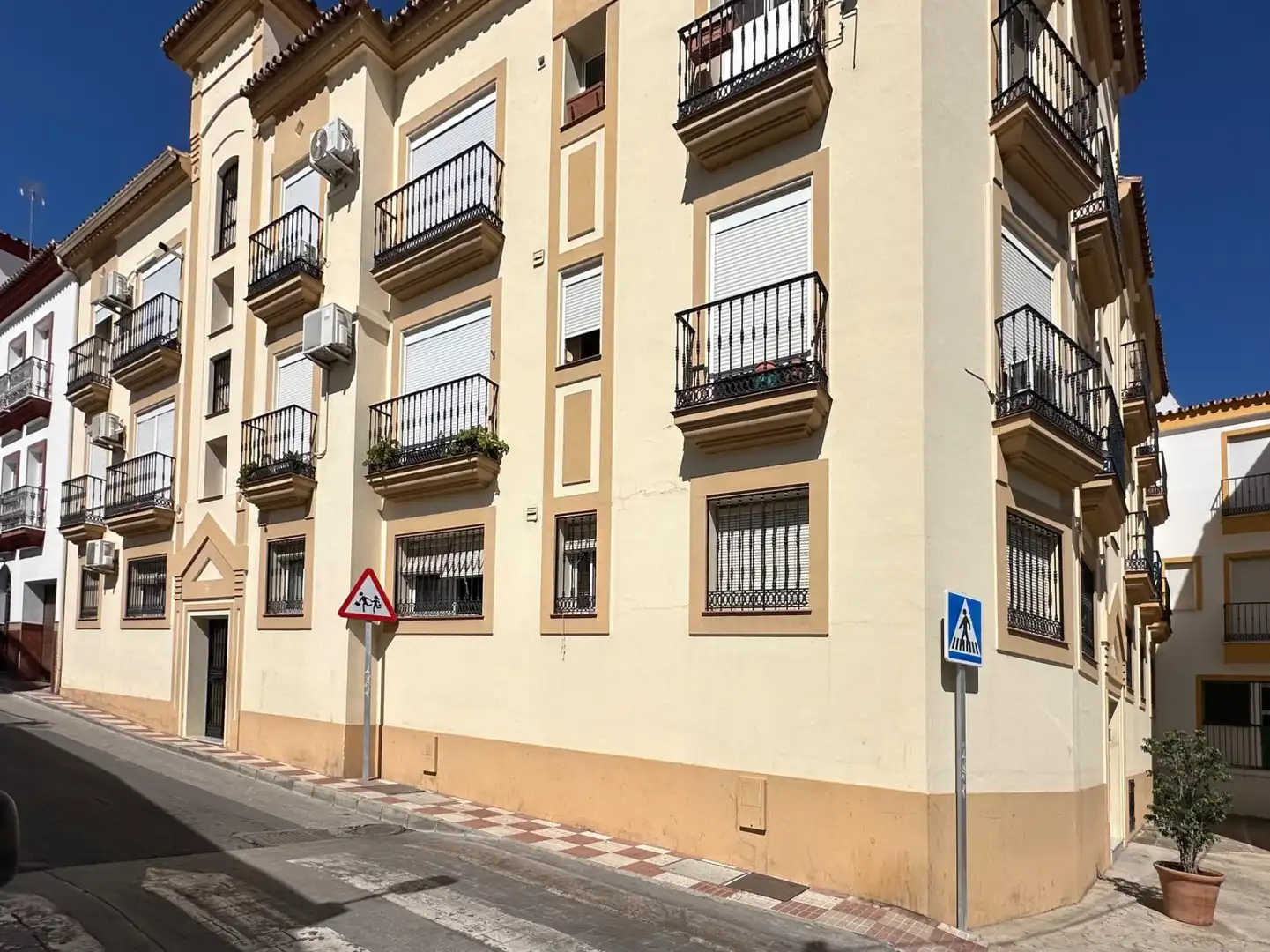 Exterior view of Flat for sale in Monda  with Air Conditioner, Balcony and Community pool