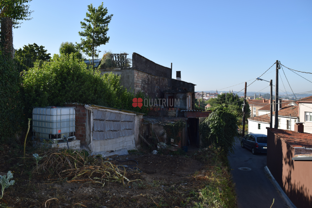 Casa adosada en venda en Santiago de Compostela  amb Jardí privat i Traster