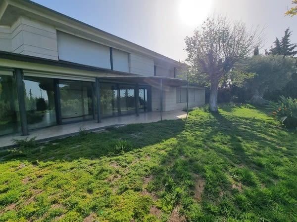 Vista exterior de Casa adosada en venda en Alella amb Jardí privat