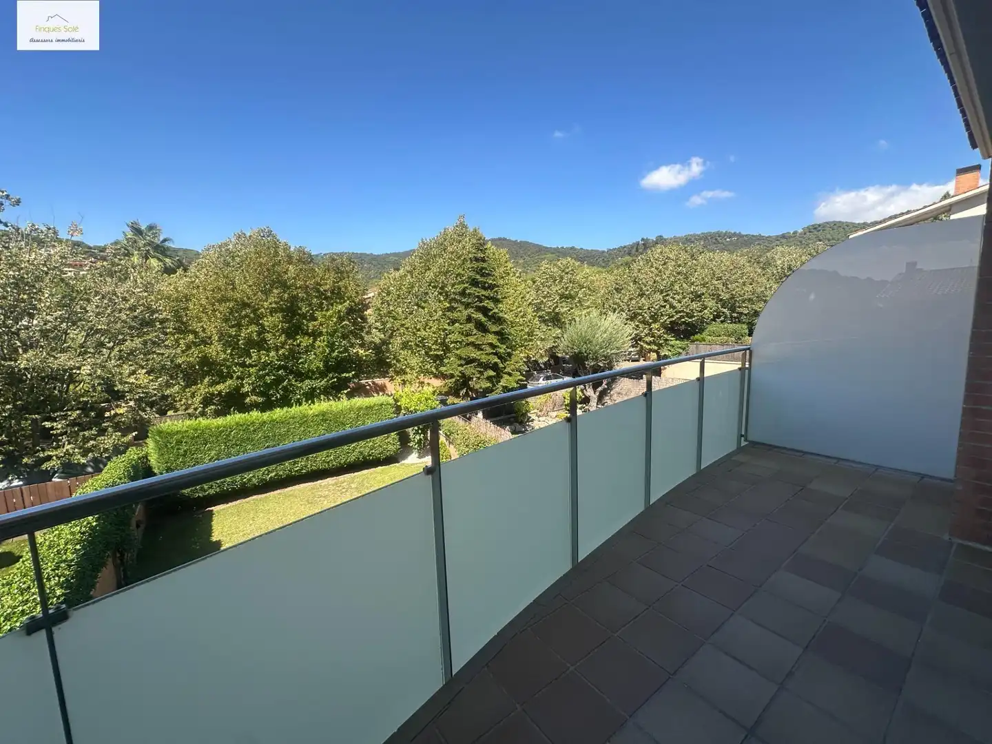 Terrasse von Einfamilien-Reihenhaus zum Verkauf in Cabrils mit Klimaanlage, Heizung und Privatgarten