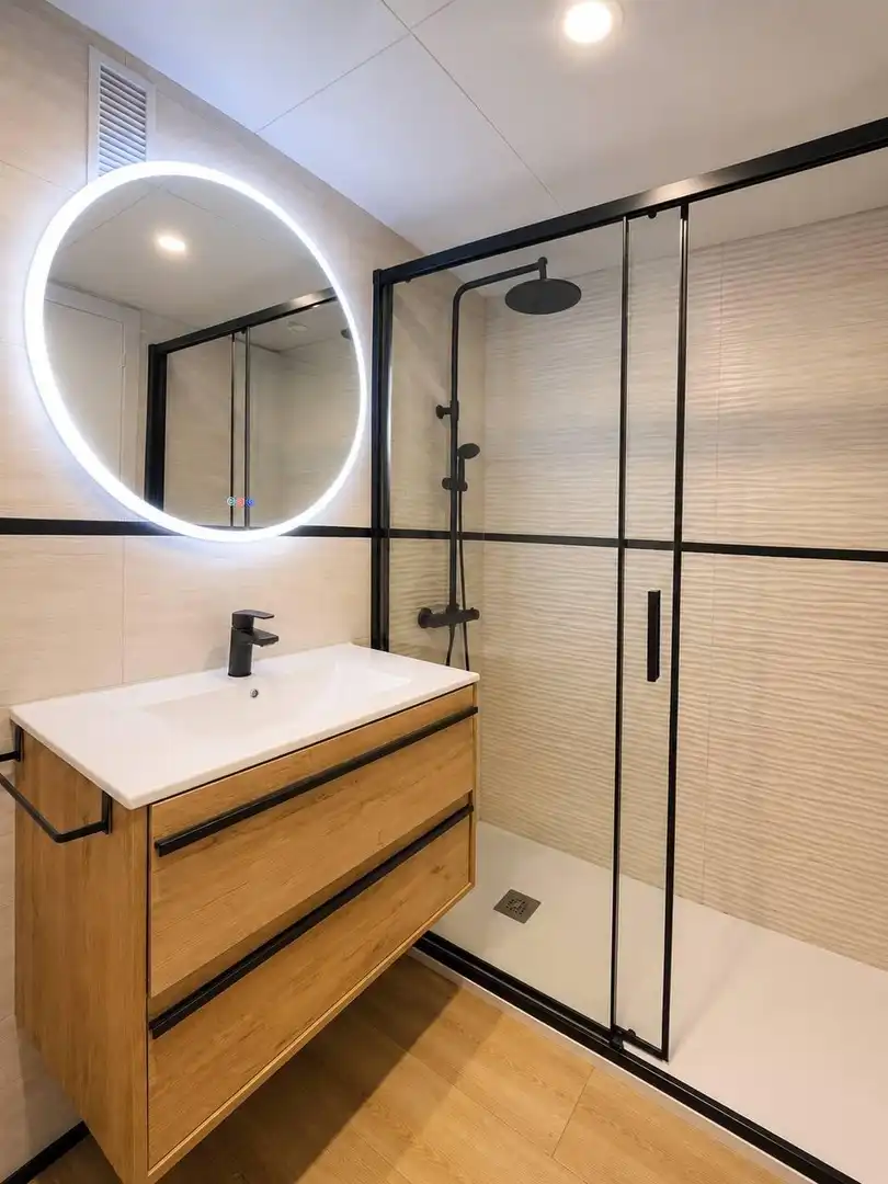 Baño de Piso en venta en Alicante / Alacant con Aire acondicionado, Calefacción y Jardín privado
