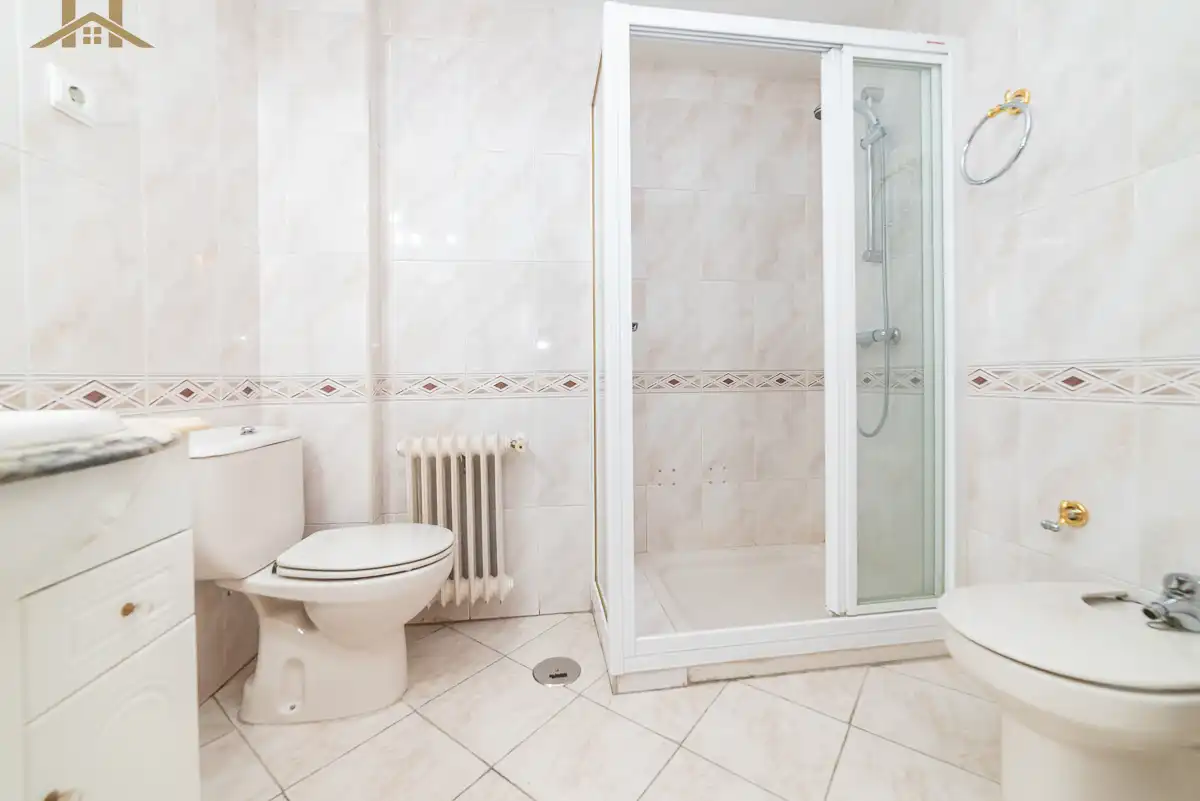 Baño de Piso en venta en Pozuelo de Alarcón con Calefacción, Terraza y Amueblado