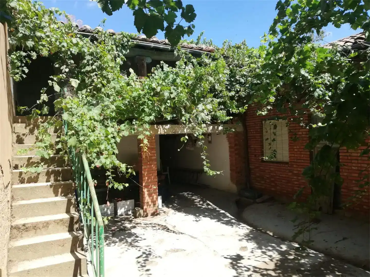 Vista exterior de Finca rústica en venda en Vega de Infanzones amb Jardí privat i Traster