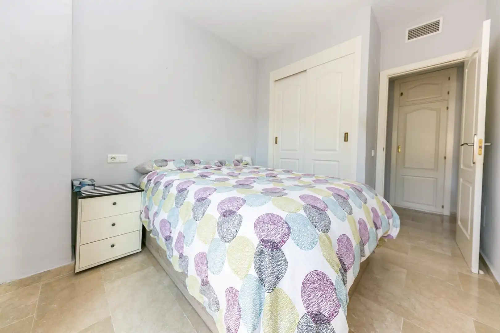 Habitación de Dúplex en venta en Benalmádena con Aire acondicionado, Calefacción y Jardín privado