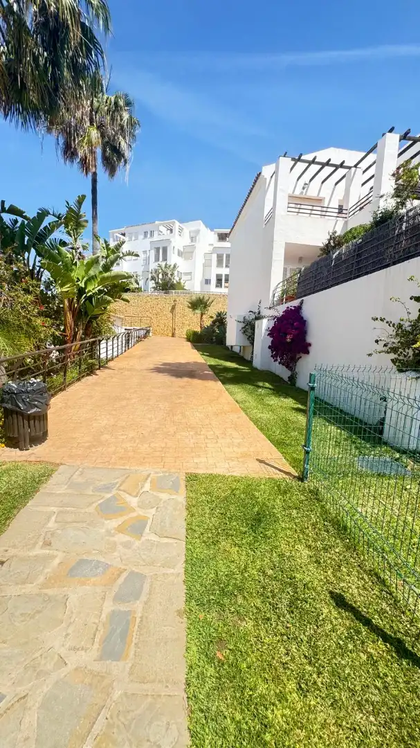 Vista exterior de Pis en venda en Manilva amb Aire condicionat, Jardí privat i Forn