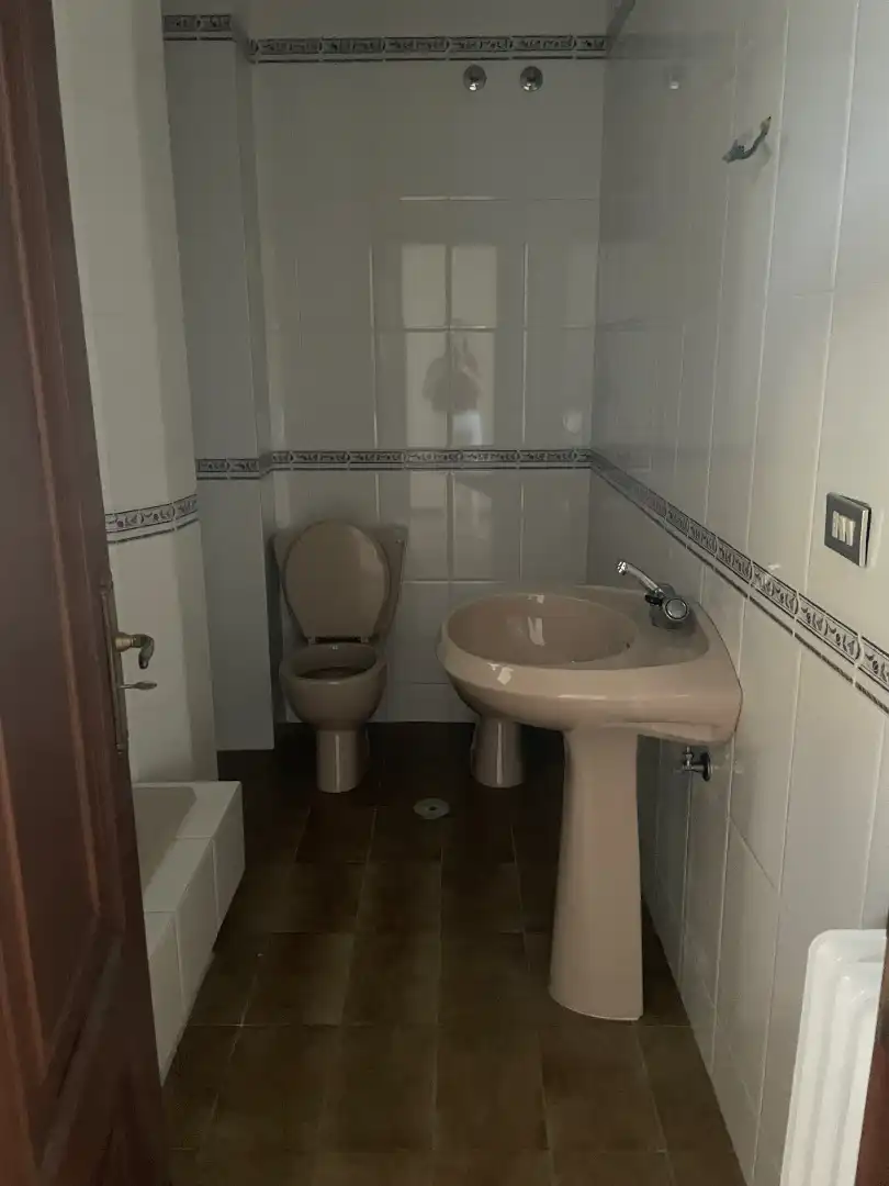 Badezimmer von Wohnung zur Miete in O Carballiño   mit Parkett, Terrasse und Ofen