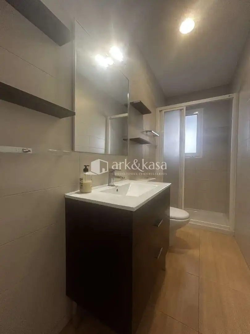 Baño de Piso de alquiler en Valencia con Amueblado, Horno y Microondas