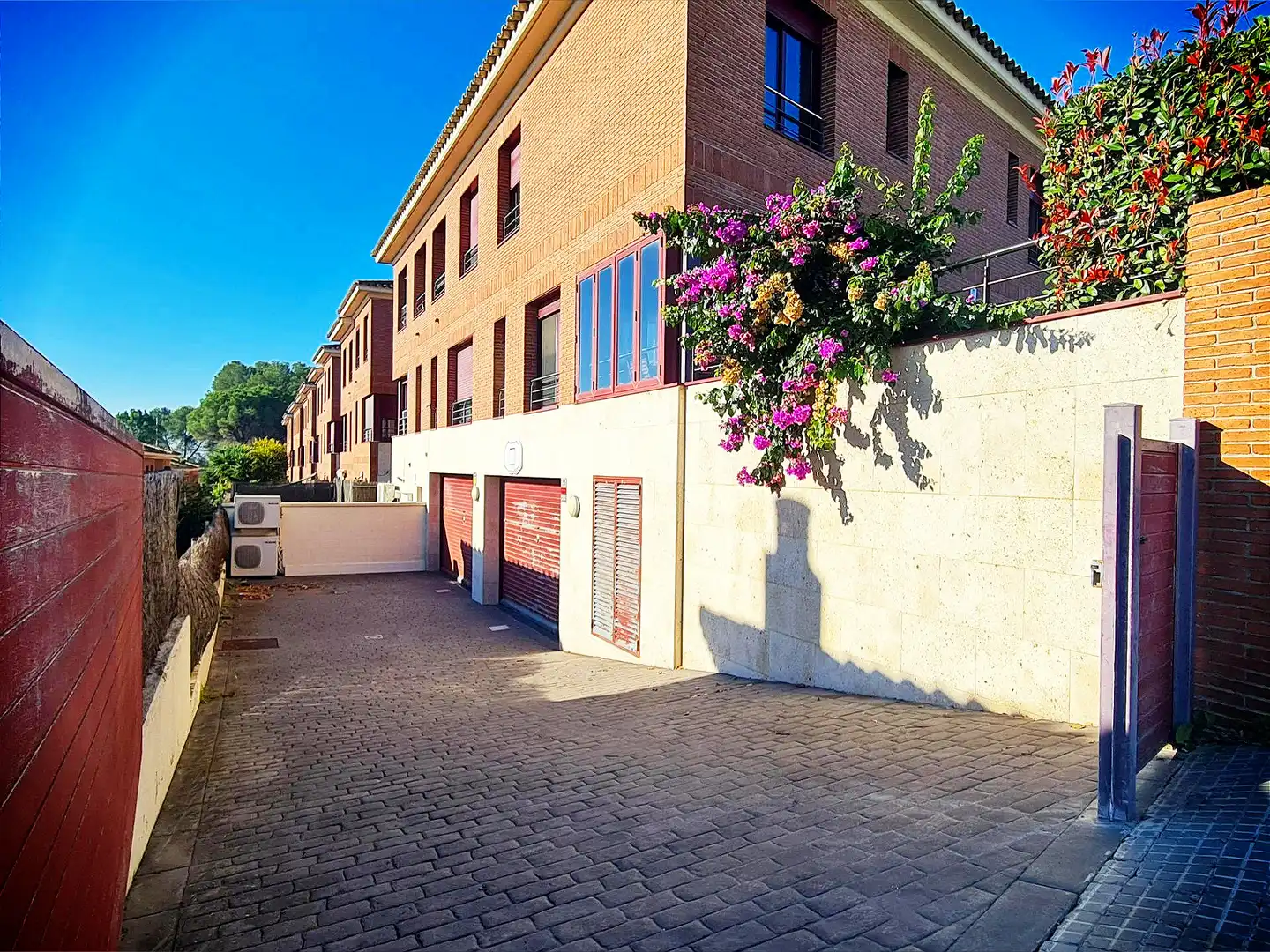 Vista exterior de Casa adosada en venta en Lliçà de Vall con Aire acondicionado, Calefacción y Jardín privado