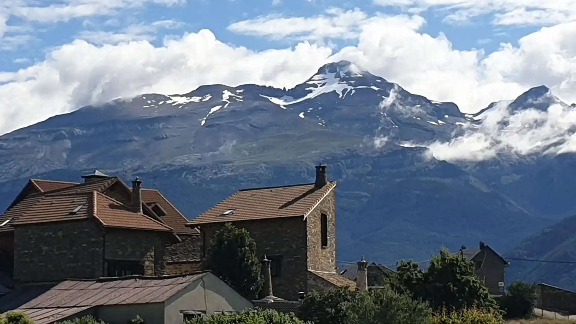 Vista exterior de Casa o xalet en venda en Castiello de Jaca amb Balcó