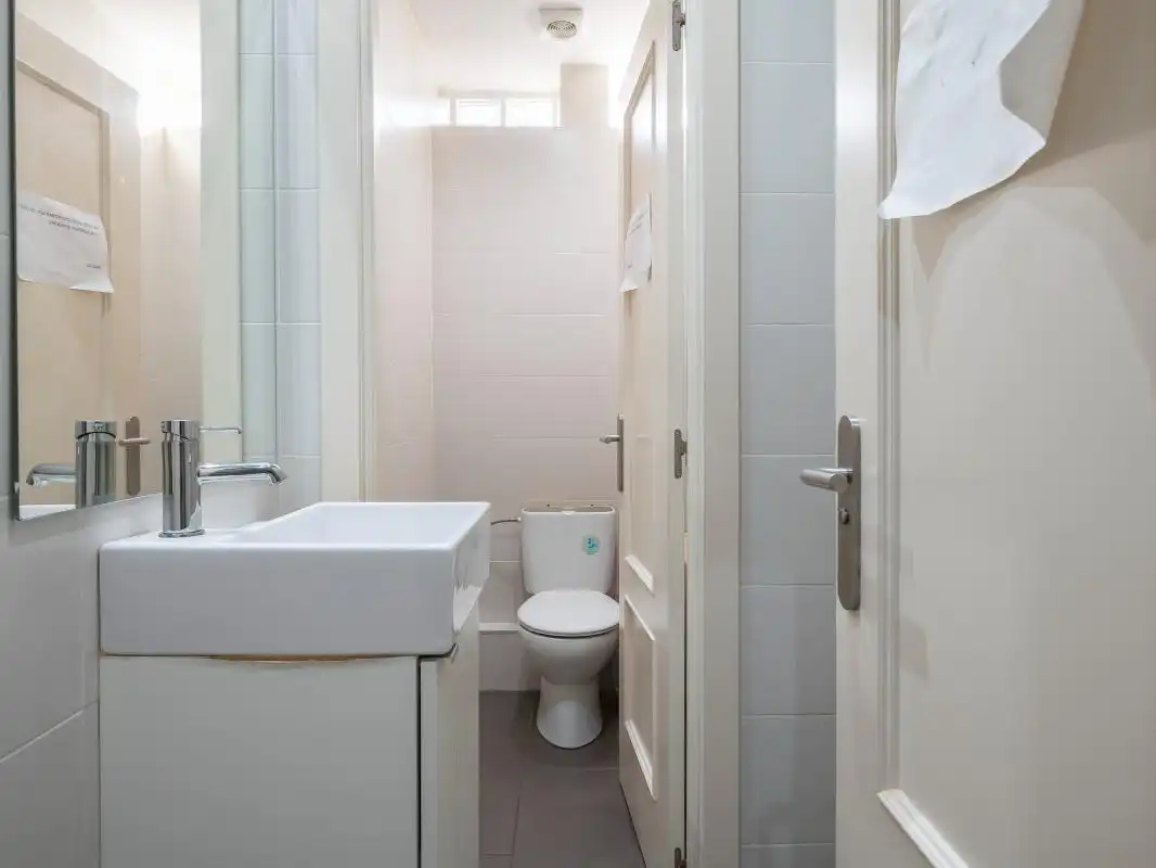 Bathroom of Commercial properties for rent in Pozuelo de Alarcón  with Air Conditioner and Heating