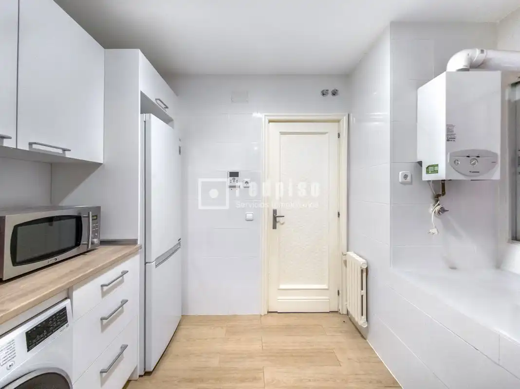 Cocina de Apartamento de alquiler en Madrid con Calefacción, Parquet y Terraza